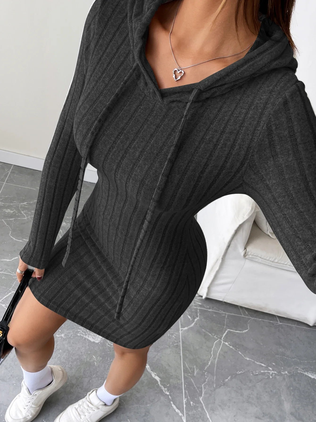 Vestido de Punto Acanalado con Capucha para Mujer – Casual, Cómodo y Elegante hasta la Rodilla