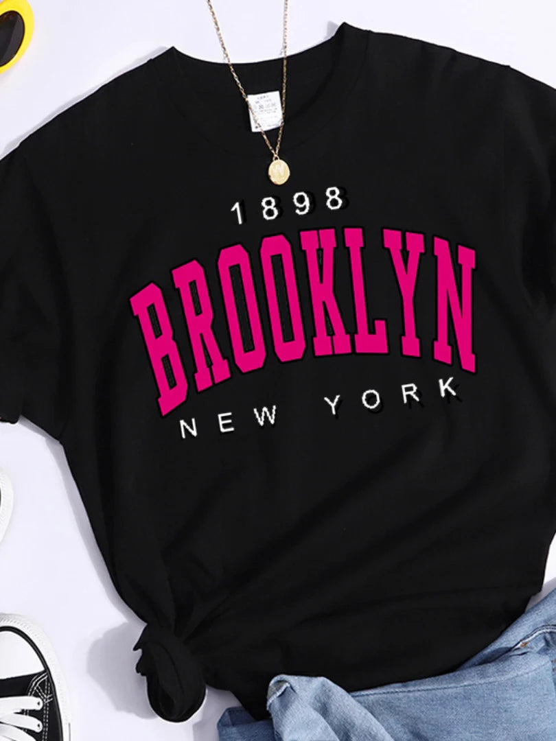 Camiseta de Mujer con Estampado de Letras y Encaje de Bolillos – Estilo Básico Verano
