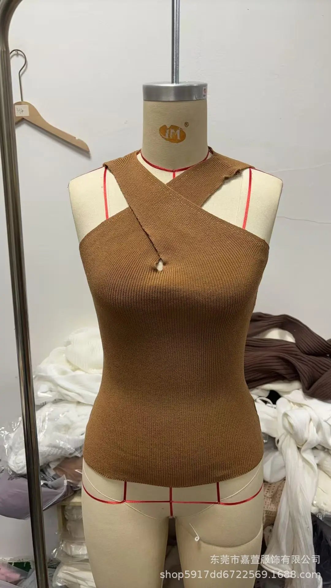 Top sin mangas con cuello cruzado y escote halter