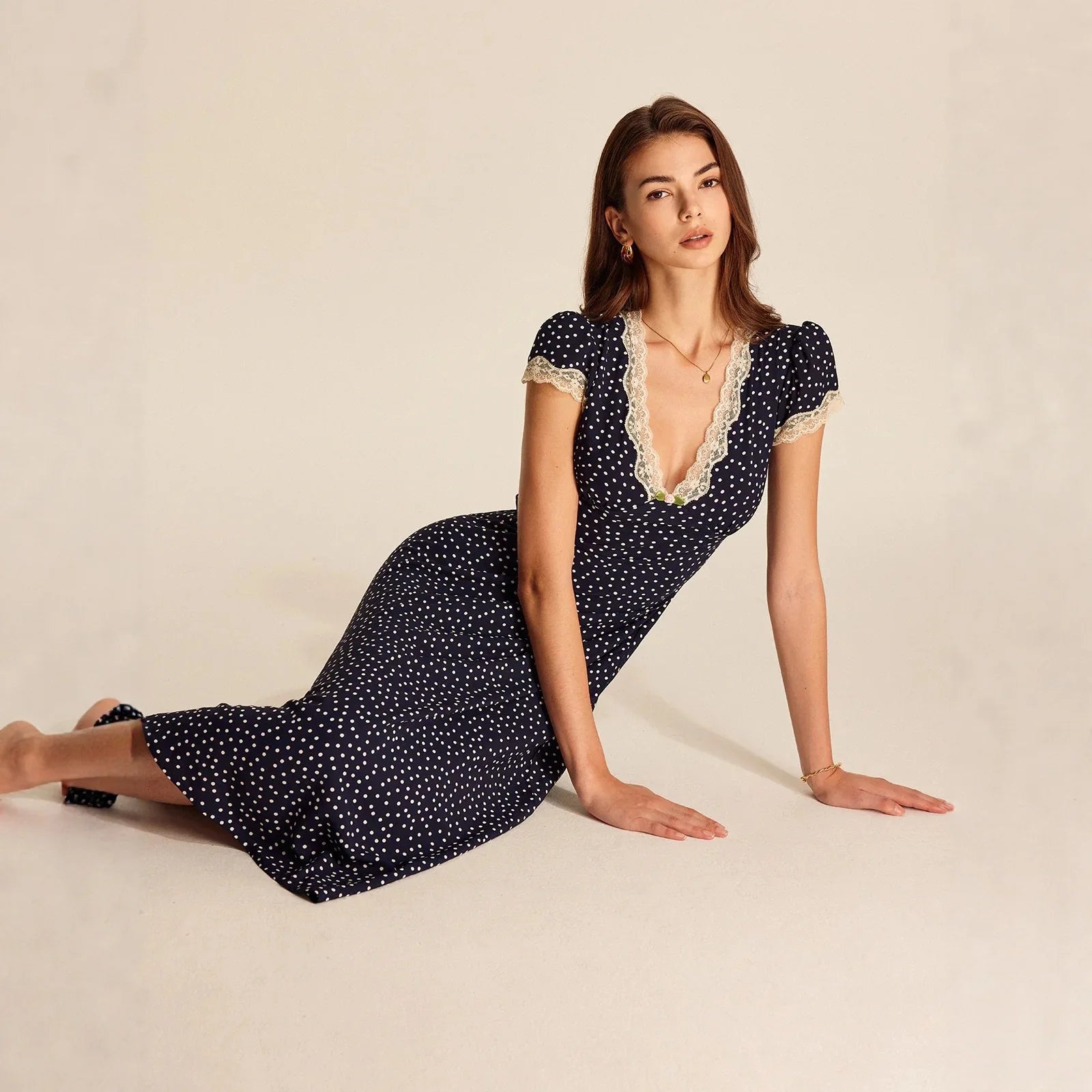Vestido Midi de Lunares con Encaje – Estilo Fresco y Elegante que Favorece la Figura ✨🌿