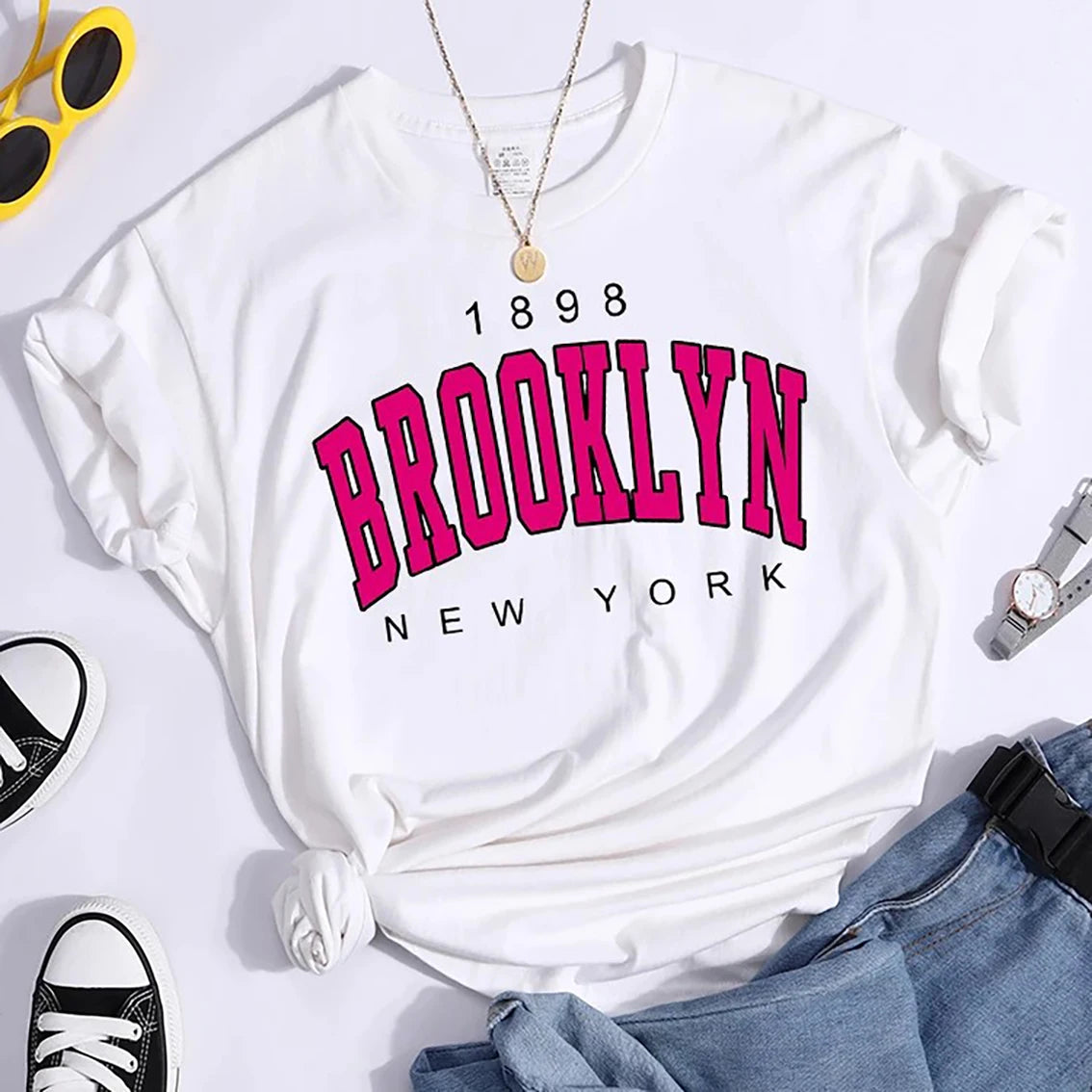 Camiseta de Mujer con Estampado de Letras y Encaje de Bolillos – Estilo Básico Verano