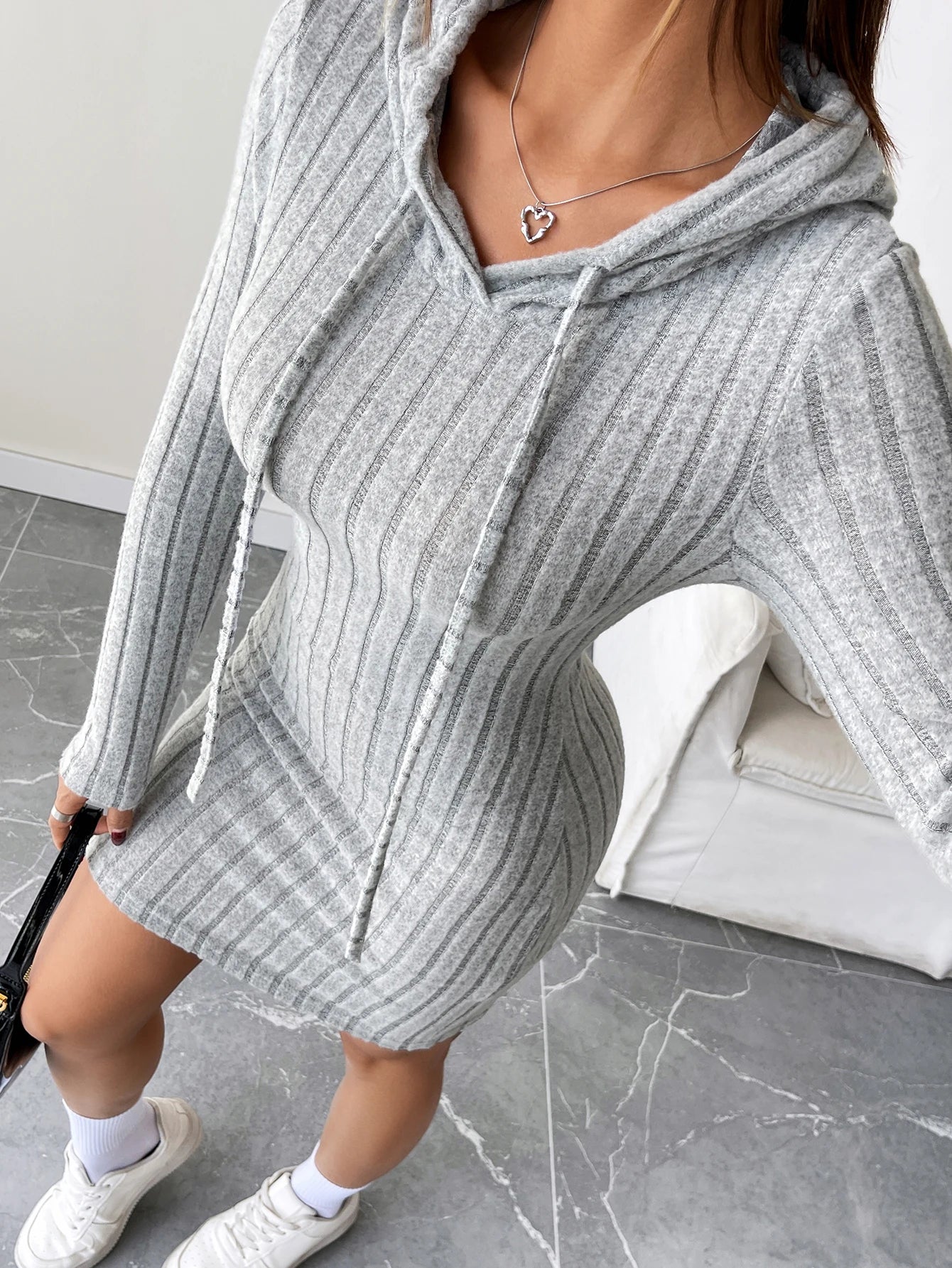 Vestido de Punto Acanalado con Capucha para Mujer – Casual, Cómodo y Elegante hasta la Rodilla