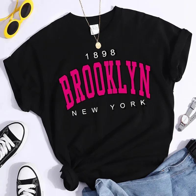 Camiseta de Mujer con Estampado de Letras y Encaje de Bolillos – Estilo Básico Verano